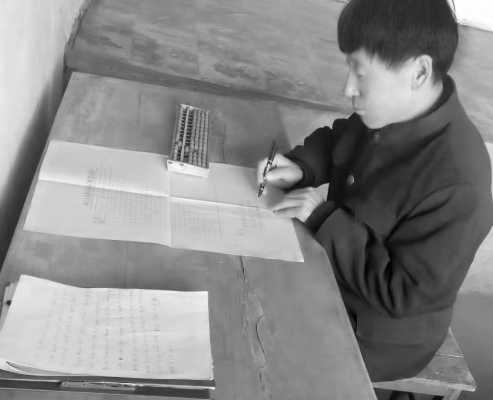 1989年，袁德水正在绘制子代林定植图。 受访者供图